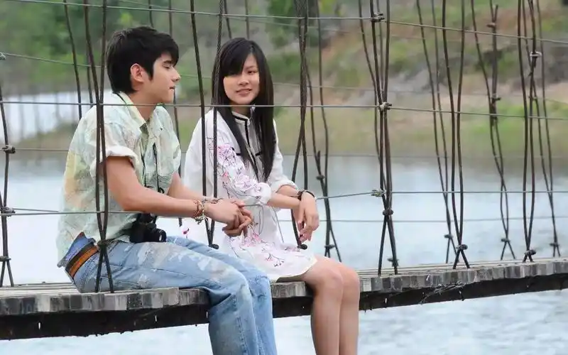 暗恋一个人,会去了解关于他的所有蛛丝马迹,会偷偷拍他的照片存在手机