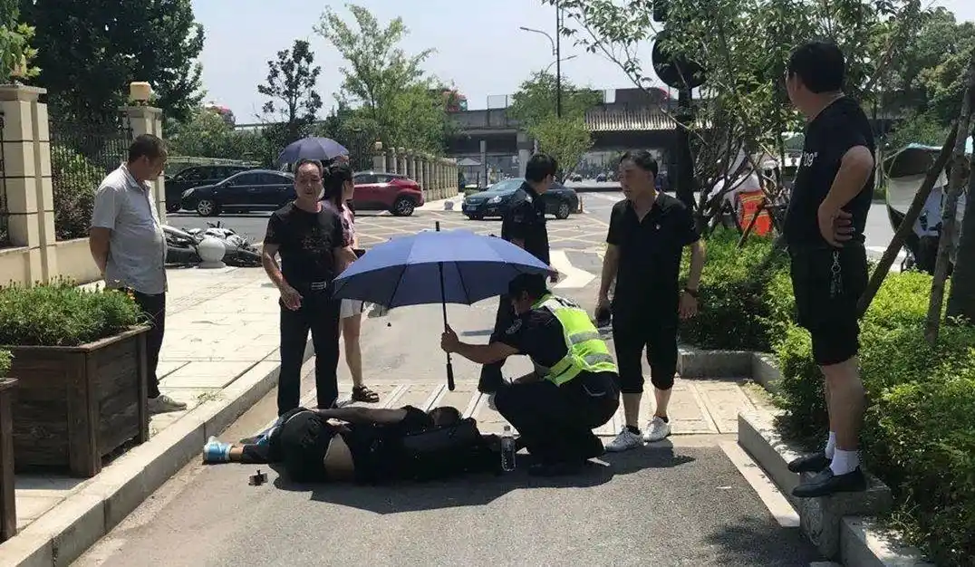 热点|萧山"打伞哥"火了!这张照片被刷爆了朋友圈