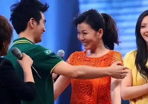 当年张晓龙带着他的现女友陈思斯去《甄嬛传》剧组试镜.