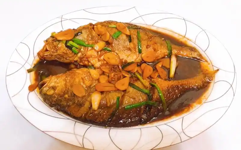 上海本帮菜蒜烧黄鱼的家庭做法,肉质细嫩,汤汁浓香,下酒又下饭