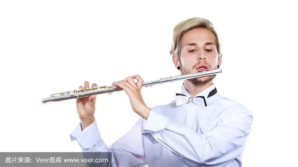 男笛子手正在吹他的笛子