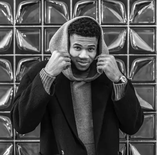 字母哥晒帅气照我当个模特你觉得怎么样09