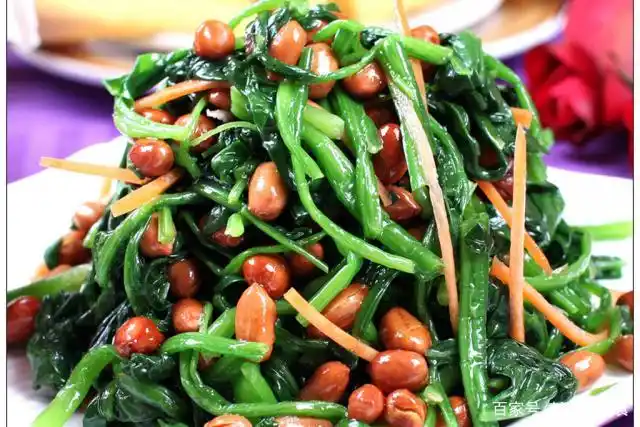 菠菜拌花生米,鲜香爽口,酥脆爽滑,做一大盘都不够吃!