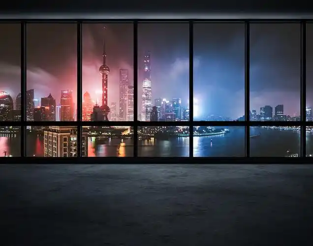 夜晚窗外的城市景观图片素材