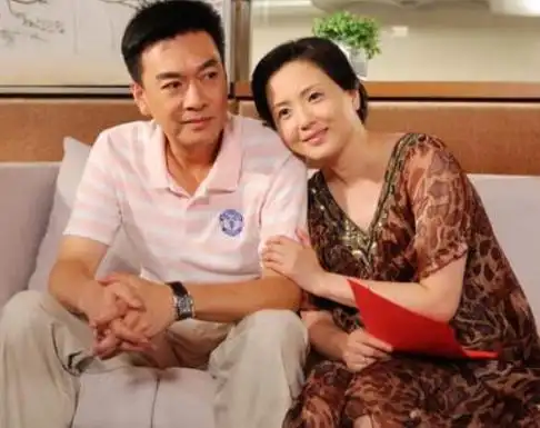 她的现任丈夫舞蹈老师王设忠,王设忠的儒雅温柔让陶慧敏重新放下了