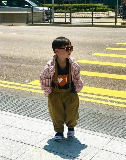 大麟子原 来从出生发际线就这么高,难 怪邓莎费尽心机搞这个刘海