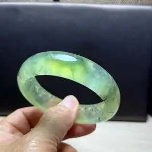 天然葡萄石手镯,内径:58毫米,宽:16.5毫米,重:64.8克