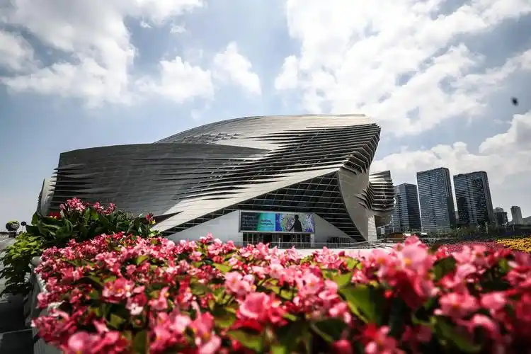 6月30日拍摄的夏季达沃斯论坛主会场大连国际会议中心外景.新华社发