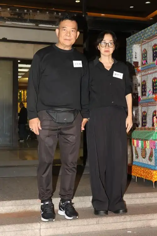 花牌悼念,包括有成龙,吕颂贤麦景婷两夫妇,钱嘉乐汤盈盈两夫妇,莫少聪