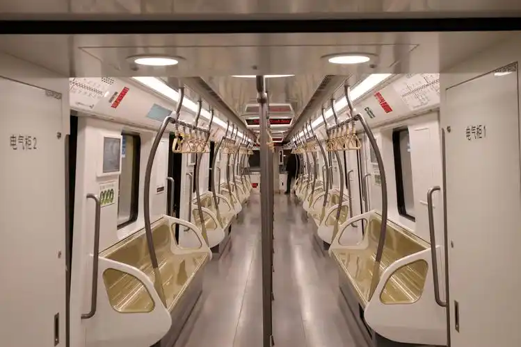 1月22日拍摄的15号线地铁列车车厢内景.