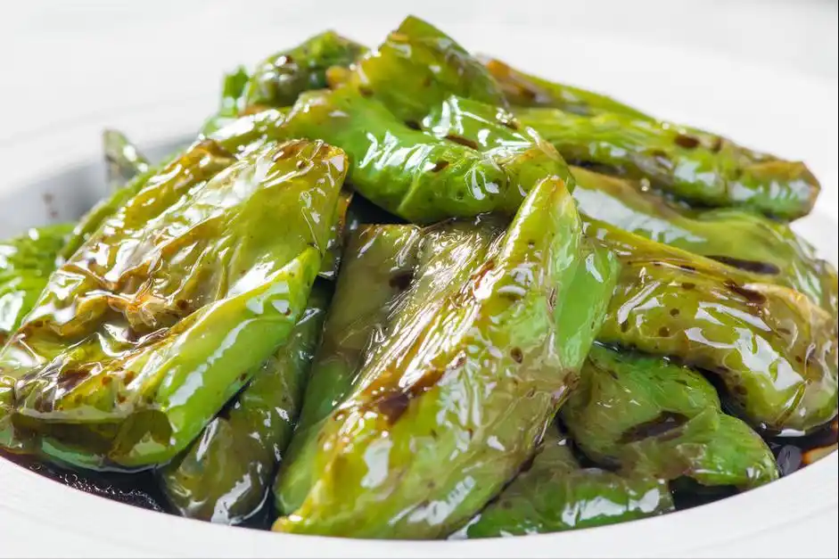 做虎皮青椒先放油就错了大厨教您一招起皮又入味还不油腻