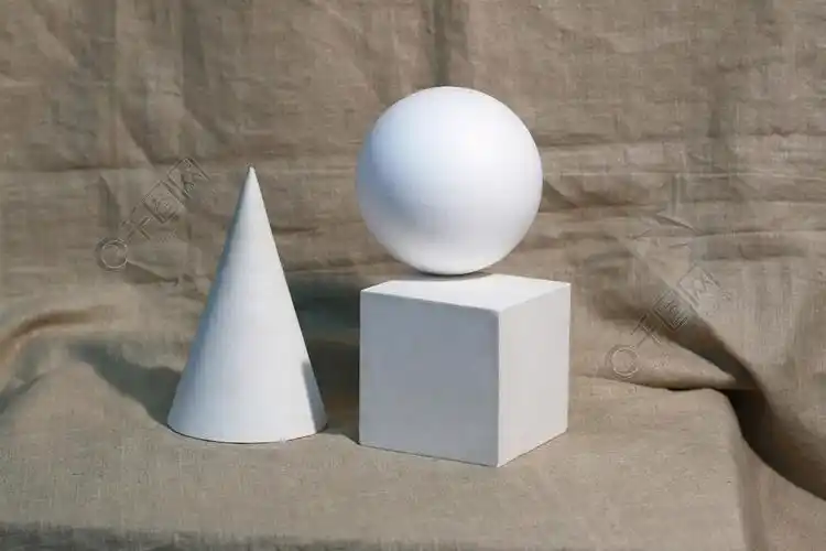 用石膏绘制几何图形的静物教学