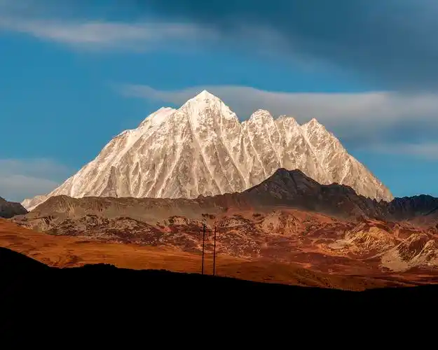 位于甘孜州康定市塔公乡的"雅拉神山",海拔5820米.