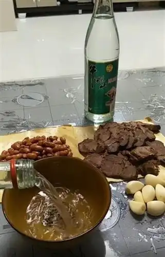 明天光启启动,我准备了半斤花生米,半斤牛肉,半拉大蒜,两瓶牛栏山