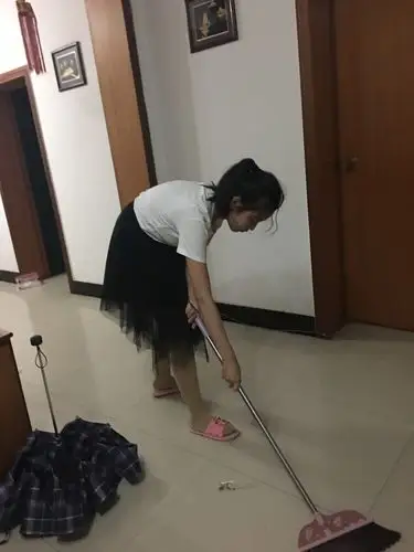 一个小女孩正在认真的拖地板哦!