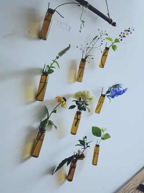 用口服液小瓶子做的挂壁花插