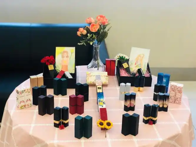 15号下午工商银行朝阳支行举办了"唇绽如樱,魅力女神"口红diy沙龙活动