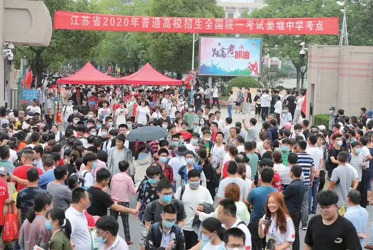 语文考试结束后,考生们走出考场