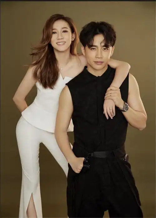 弦子和老公李茂再次同框两人拍摄的海报cp感十足