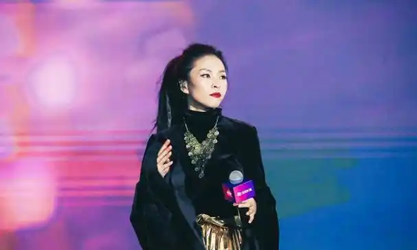 除此之外毕夏生活中也是个善良的女人,当年同期歌手姚贝娜离世,她推掉