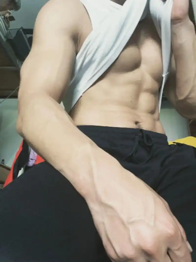 试试就不是小孩子啦 #腹肌 #禁欲系 #男友臂 #肌肉男 # - 抖音