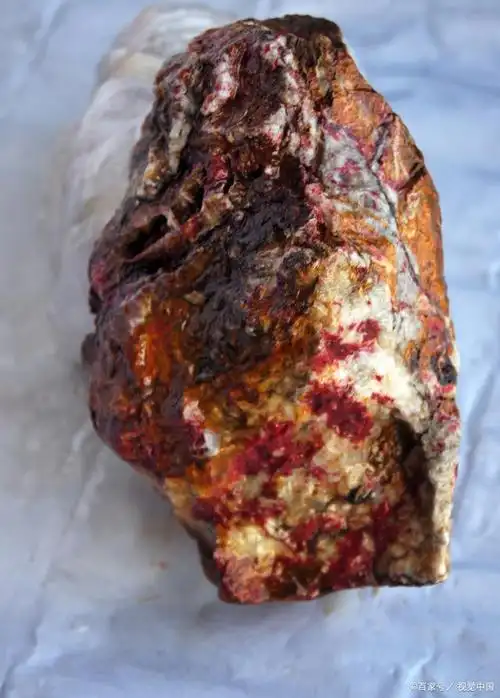和其他陨石不同的是,它的颜色呈现出红色,这也是它得名的原因.