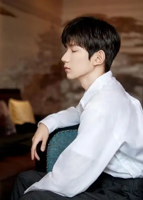 王源的精致壁纸奉上