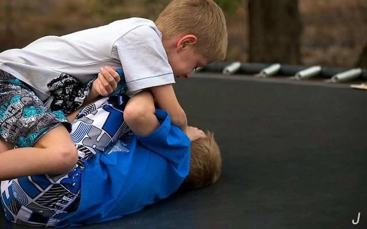 [孩子被欺负家长该怎样为他撑腰]  首先,要让孩子知道,他并不是错的