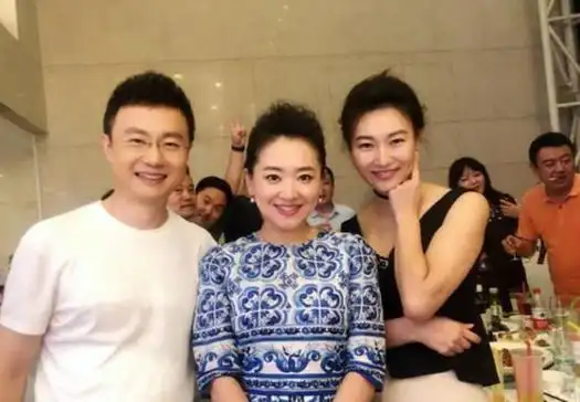 央视主持人刚强:娶二婚春妮为妻,43岁当了爸爸,今一家3口幸福美满