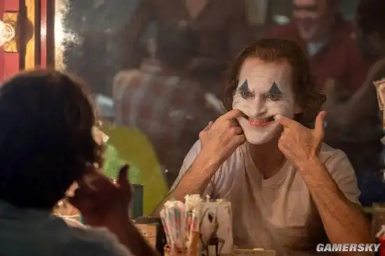 《小丑》电影新剧照 丑爷手扯嘴角强颜欢笑