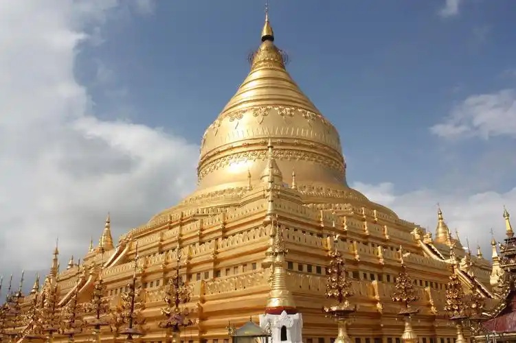 缅甸有80%以上的民众是佛教徒,因此在缅甸旅游,可见金碧辉煌的大金塔