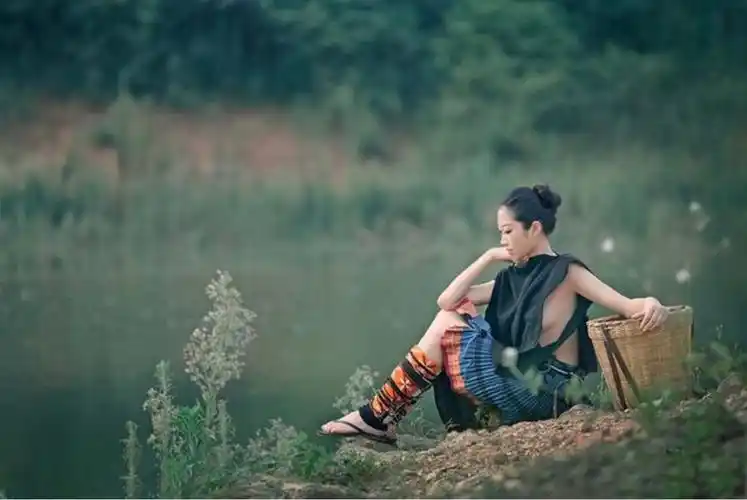 白裤瑶族的女性穿衣风俗奇特,吸引了游客们络绎不绝拜访