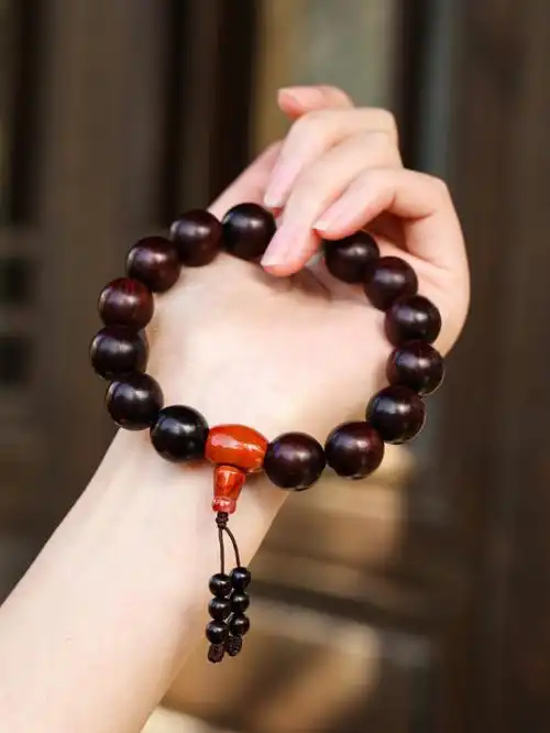 高雅内敛设计款小叶紫檀佛珠手串