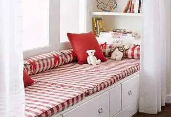 想要在阳台安置一张床,怎么设计?