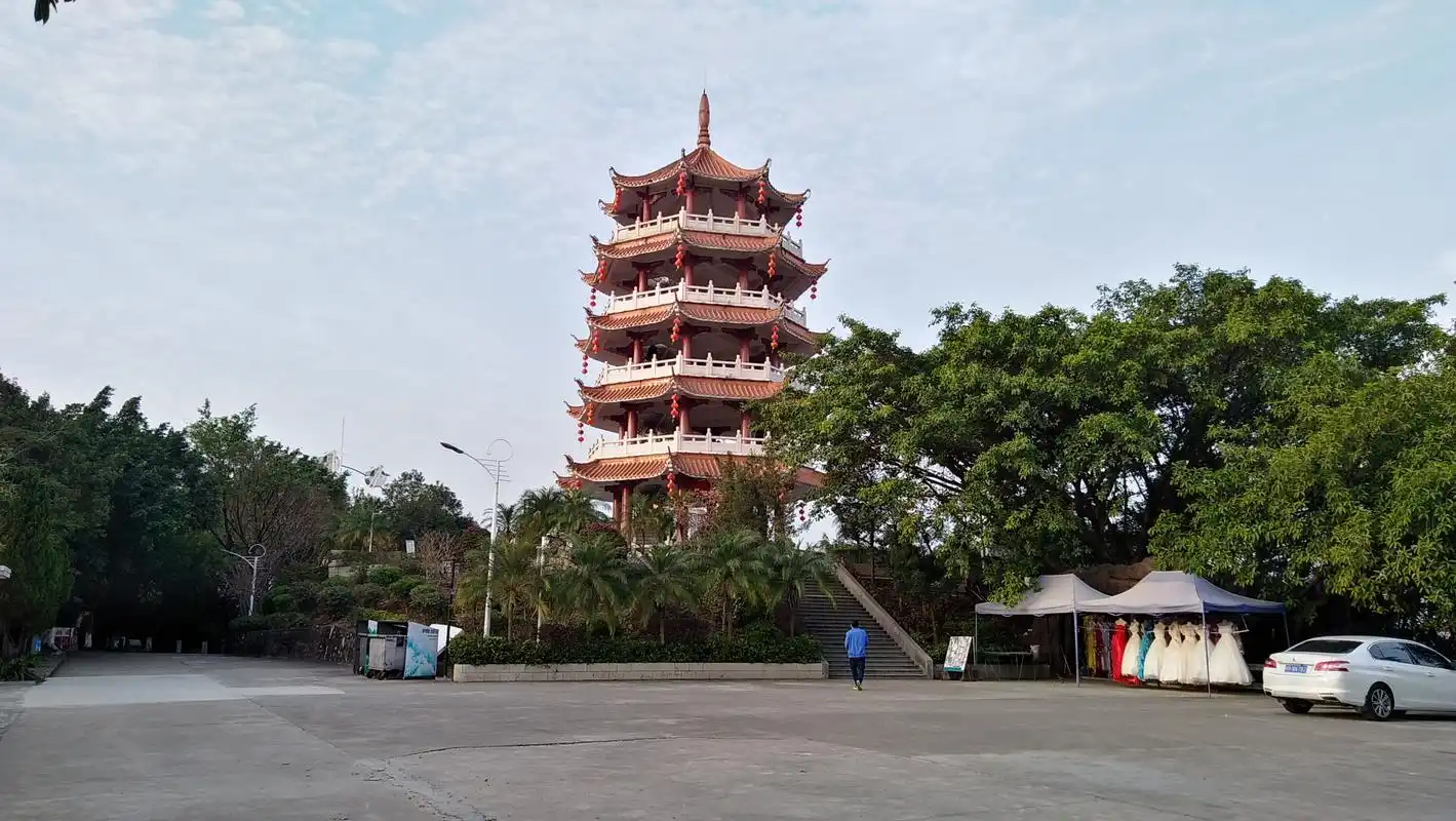 东莞塘厦观光公园位于塘厦镇宏业南路与大岭古街的交汇处附近,公园的