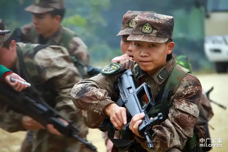 实拍云南某边防分队抓捕偷渡客