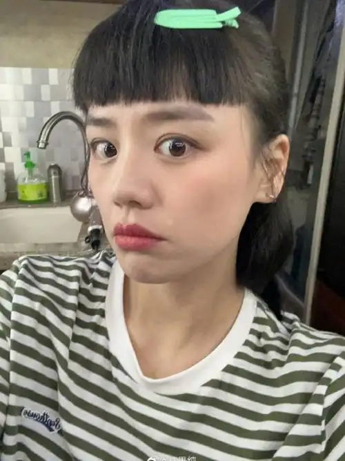 马思纯晒出最近的搞怪自拍可见她最近状态挺好