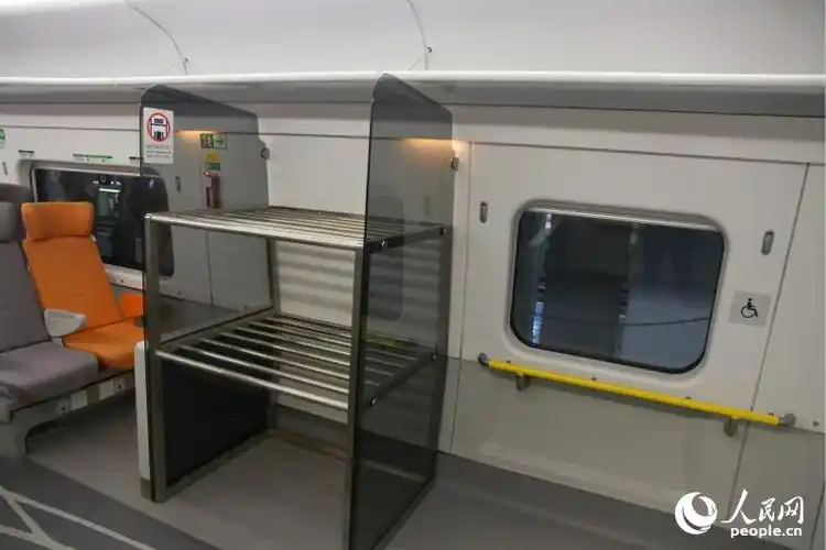 每节车厢均设有大型行李摆放架.(摄影:沈婧婕)