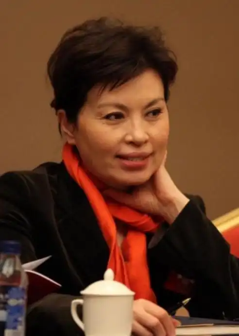 李瑞英:在央视工作28年0失误,却在退休后惹众怒,她经历了什么