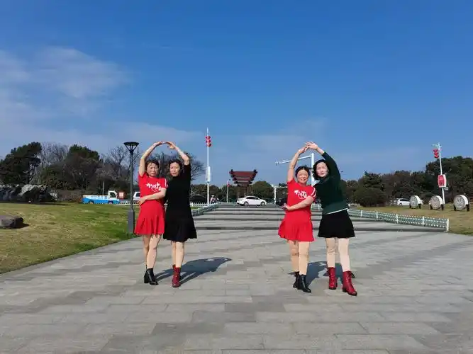 14水玲珑姐妹们在公园健身现学现跳,留下美好记忆,祝大家牛年大吉
