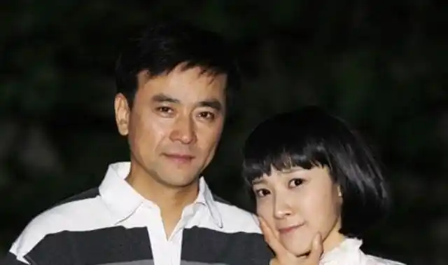 如今他娶了一个比他小23岁的妻子生活非常幸福,他就是演员罗刚