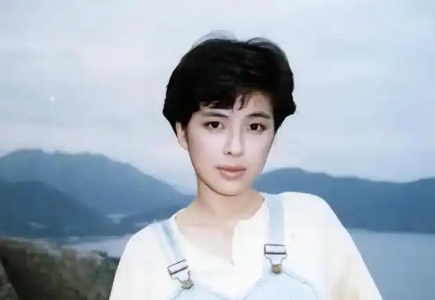 张学友妻子崩溃现身,歌神卖唱还债引网友争议!