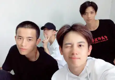 易烊千玺被曝和某女生同框,难道她就是传说中的阿深?