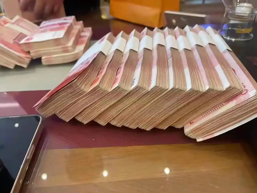 今天去农业银行办理业务,正好碰见一位大哥取10万现金,银行小 - 抖音