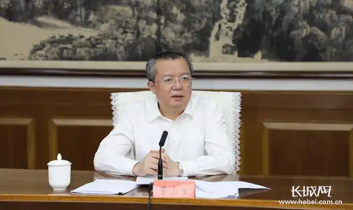 省委常委,政法委书记董仚生主持会议并讲话.记者 李相伯 摄