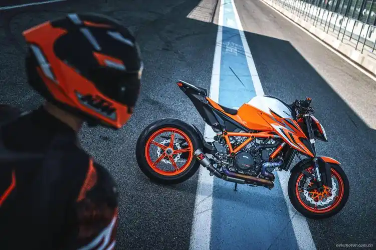 2022ktm1290supedukerrevo户外特写11827