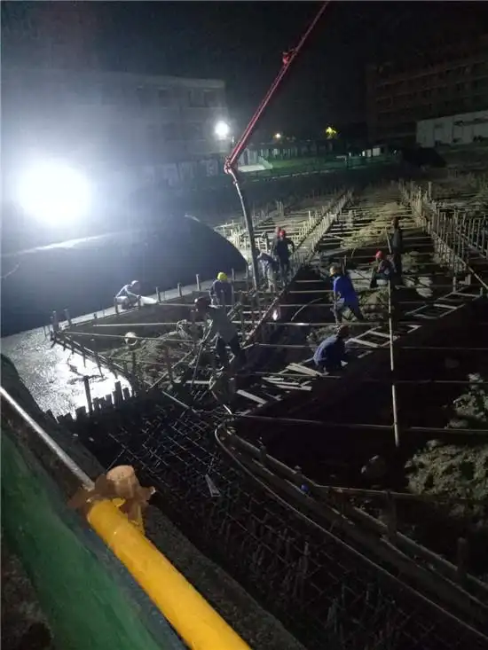 夜晚,有工地不顾"禁噪令"仍在作业