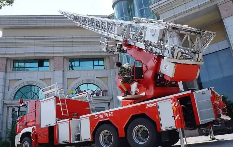 消防云梯车助阵酒店消防演习有序开展