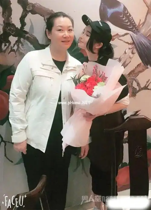 近照赵本山的感情生活看起来也很简单,走红之前是和农村妻子葛淑珍