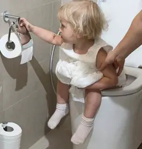 马桶工厂坐在马桶上的小孩照片